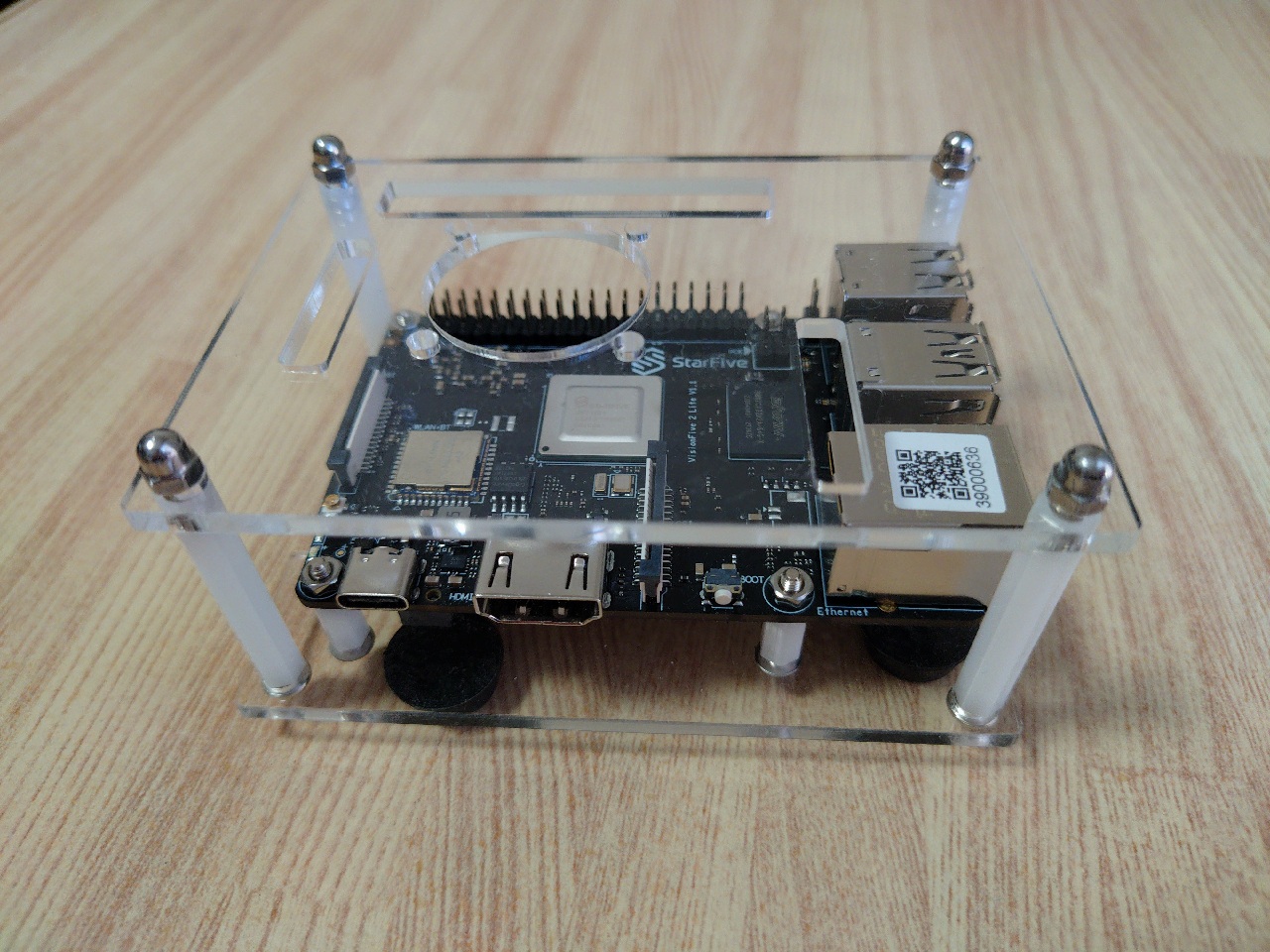 /static/mypyapp2/images/sbc_visionfive2lite_with_case.jpg
